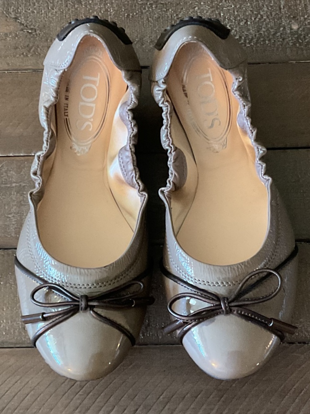 ⭐️ Tod's Taupe/Black Patent Leather Scrunch Ballet Flats - size 36